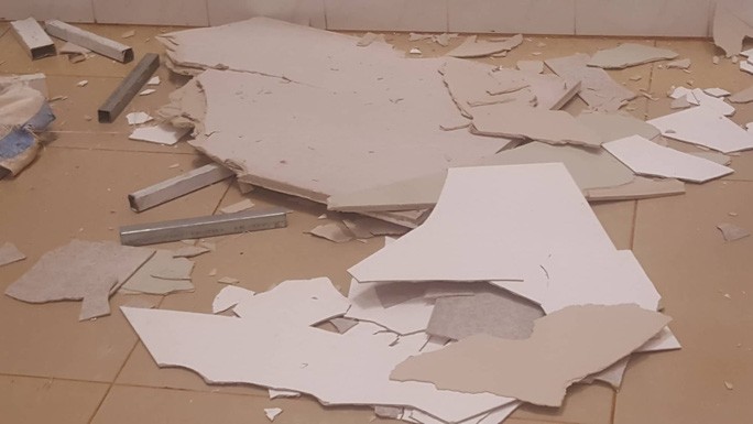 Sập trần bệnh viện ngàn tỉ, bệnh nhân một phen hú vía - Ảnh 1.