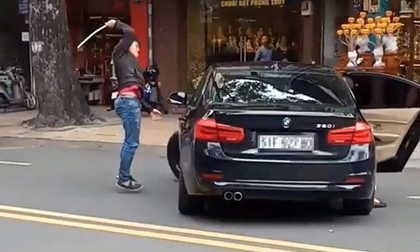Thanh niên múa gậy đập xe BMW trên đường ở TP.HCM
