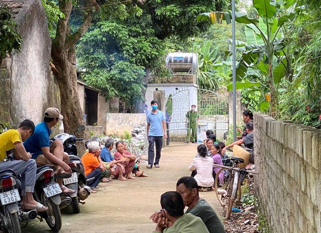Vụ 2 vợ chồng già tử vong trong đêm: 2 người nằm cùng góc sân, bị chém nhiều nhát bằng dao gọt hoa quả - Ảnh 1. Vụ 2 vợ chồng già tử vong trong đêm: 2 người nằm cùng góc sân, bị chém nhiều nhát bằng dao gọt hoa quả - Ảnh 1.