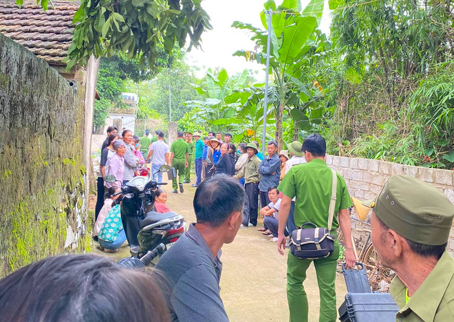 Vụ 2 vợ chồng già tử vong trong đêm: 2 người nằm cùng góc sân, bị chém nhiều nhát bằng dao gọt hoa quả - Ảnh 2. Vụ 2 vợ chồng già tử vong trong đêm: 2 người nằm cùng góc sân, bị chém nhiều nhát bằng dao gọt hoa quả - Ảnh 2.