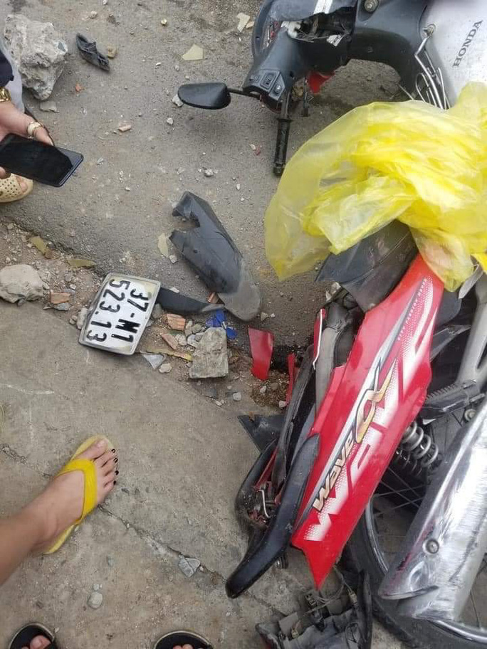 Bình Dương: Xe máy và ô tô va chạm, 2 người tử vong - Ảnh 1.
