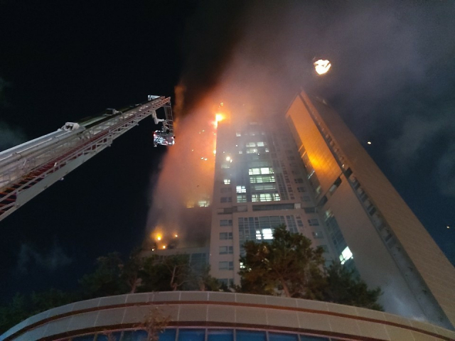 Hàn Quốc: Cháy lớn tại khu phức hợp 30 tầng ở Ulsan, hàng trăm người sơ tán khẩn cấp, chưa rõ thương vong - 2 Hàn Quốc: Cháy lớn tại khu phức hợp 30 tầng ở Ulsan, hàng trăm người sơ tán khẩn cấp, chưa rõ thương vong - 2