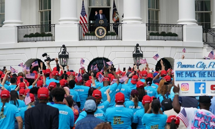 Ông Trump gỡ khẩu trang, lần đầu tiên xuất hiện trước công chúng sau khi ra viện