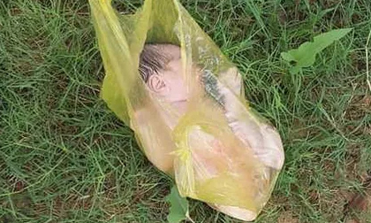 Bé sơ sinh bị vứt bỏ trong túi ni lông ven đường