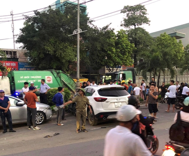 Hà Nội: Ô tô tông liên hoàn rồi bỏ chạy khiến 1 người chết, hàng loạt phương tiện hư hỏng nặng - 1