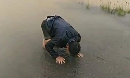 Huế: Một sản phụ bị lũ cuốn mất tích khi đi sinh