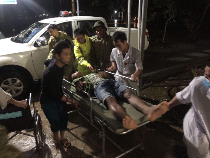 Đưa được 5 người bị thương ở Rào Trăng 4 cấp cứu, vẫn còn 30 người mất tích - Ảnh 1.