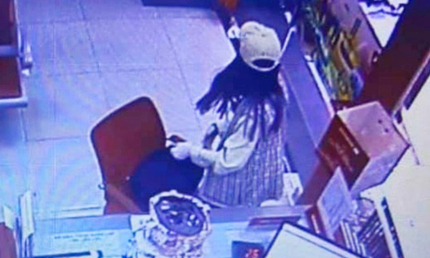 Chân dung 'nữ quái' cướp ngân hàng ở Sài Gòn qua lời kể bạn thân: Từng là học sinh giỏi, gia đình phức tạp phải sống với bà ngoại từ cấp 1 Chân dung 'nữ quái' cướp ngân hàng ở Sài Gòn qua lời kể bạn thân: Từng là học sinh giỏi, gia đình phức tạp phải sống với bà ngoại từ cấp 1