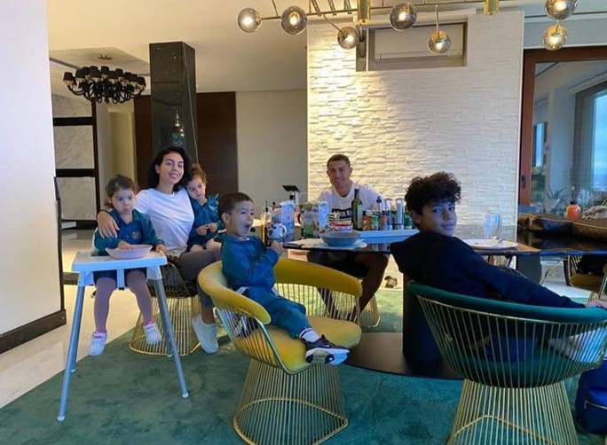 Ronaldo mắc Covid-19: Lộ nguy cơ lây nhiễm hàng loạt - 4 Ronaldo mắc Covid-19: Lộ nguy cơ lây nhiễm hàng loạt - 4