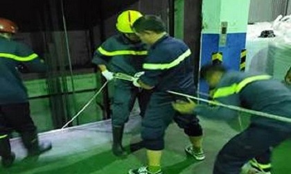 Cảnh sát cứu người phụ nữ dưới hố sâu 8 m ở TP.HCM