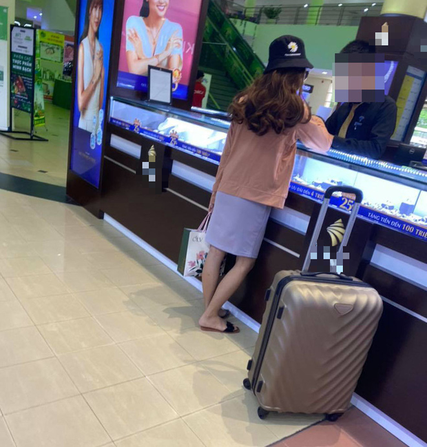 'Nữ quái' cướp ngân hàng ở TP.HCM bị bắt khi đang mua kim cương trong trung tâm thương mại - 2 'Nữ quái' cướp ngân hàng ở TP.HCM bị bắt khi đang mua kim cương trong trung tâm thương mại - 2