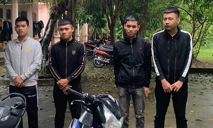 Khởi tố nhóm thanh niên bịt kín mặt chém người trong đêm khuya