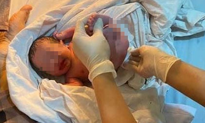 Hà Nội: Phát hiện bé trai sơ sinh còn nguyên dây rốn bị bỏ rơi giữa trời mưa