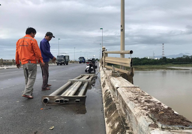 Tai nạn giao thông liên hoàn trên cầu Trà Khúc khiến xe khách suýt rơi xuống sông, 4 người bị thương - 2