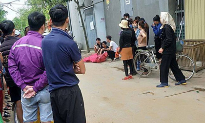Phát hiện vợ cùng người đàn ông lạ trong phòng trọ, chồng vác dao truy sát khiến 2 người thương vong