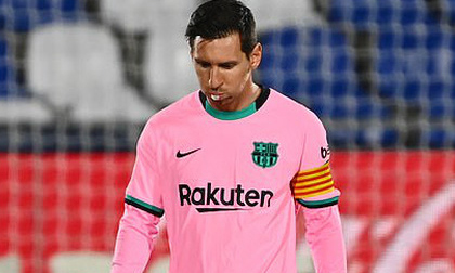 Messi cúi đầu chán nản, Barcelona gục ngã khó tin trước thềm 2 cuộc đấu sinh tử