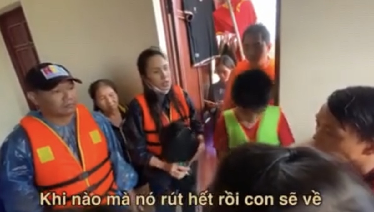 Đằng sau hình ảnh lăn xả giữa biển nước đi cứu trợ là một Thủy Tiên 'hoảng sợ tột độ, ám ảnh những gì tận mắt chứng kiến' - 3