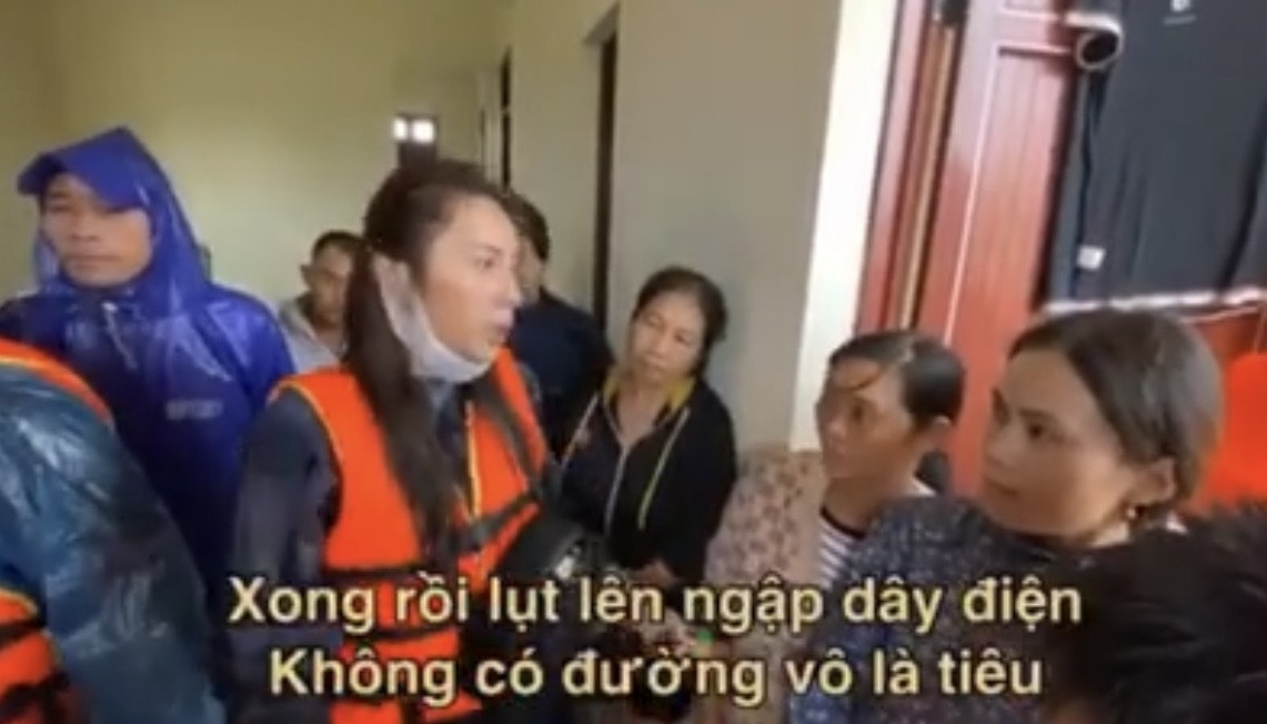 Đằng sau hình ảnh lăn xả giữa biển nước đi cứu trợ là một Thủy Tiên 'hoảng sợ tột độ, ám ảnh những gì tận mắt chứng kiến' - 4