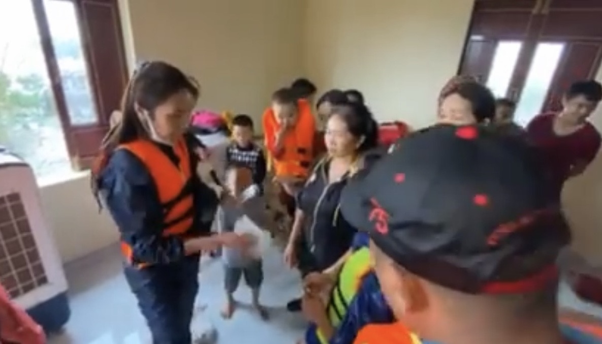 Đằng sau hình ảnh lăn xả giữa biển nước đi cứu trợ là một Thủy Tiên 'hoảng sợ tột độ, ám ảnh những gì tận mắt chứng kiến' - 5