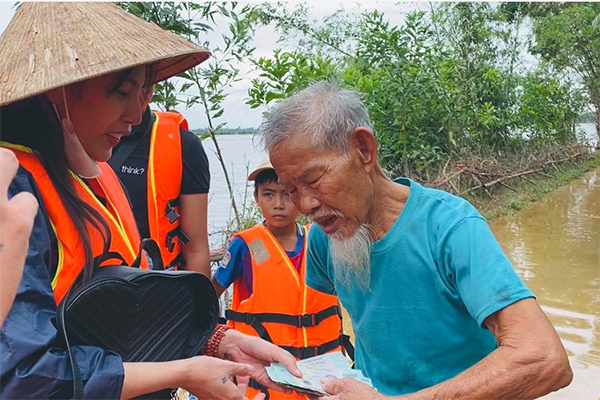 Hoài Linh bị chỉ trích, Đàm Vĩnh Hưng nổi giận: Nhịn bọn này là chúng sẽ leo lên tới đâu? - Ảnh 1. Hoài Linh bị chỉ trích, Đàm Vĩnh Hưng nổi giận: Nhịn bọn này là chúng sẽ leo lên tới đâu? - Ảnh 1.