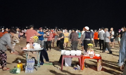 Liều mình tắm lúc biển động, 2 học sinh lớp 9 bị sóng cuốn tử vong