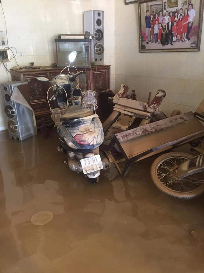 Khung cảnh nhà cửa tan hoang sau trận 'đại hồng thuỷ' ở Quảng Bình: Tài sản bị ngâm nước nhầy nhụa bùn đất, thóc mọc mầm, vật nuôi chết hàng loạt - 6
