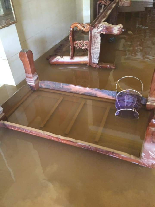 Khung cảnh nhà cửa tan hoang sau trận 'đại hồng thuỷ' ở Quảng Bình: Tài sản bị ngâm nước nhầy nhụa bùn đất, thóc mọc mầm, vật nuôi chết hàng loạt - 1