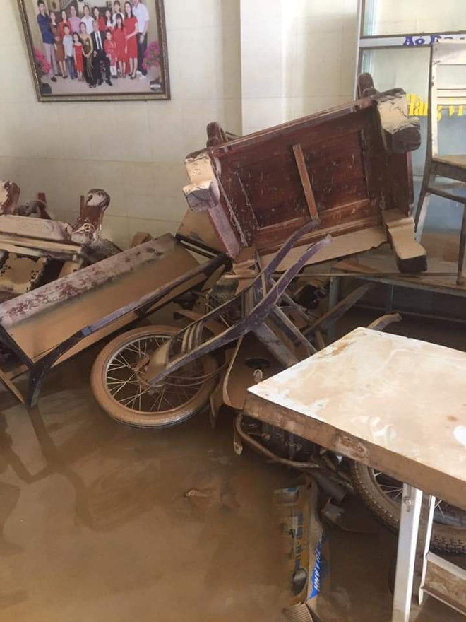 Khung cảnh nhà cửa tan hoang sau trận 'đại hồng thuỷ' ở Quảng Bình: Tài sản bị ngâm nước nhầy nhụa bùn đất, thóc mọc mầm, vật nuôi chết hàng loạt