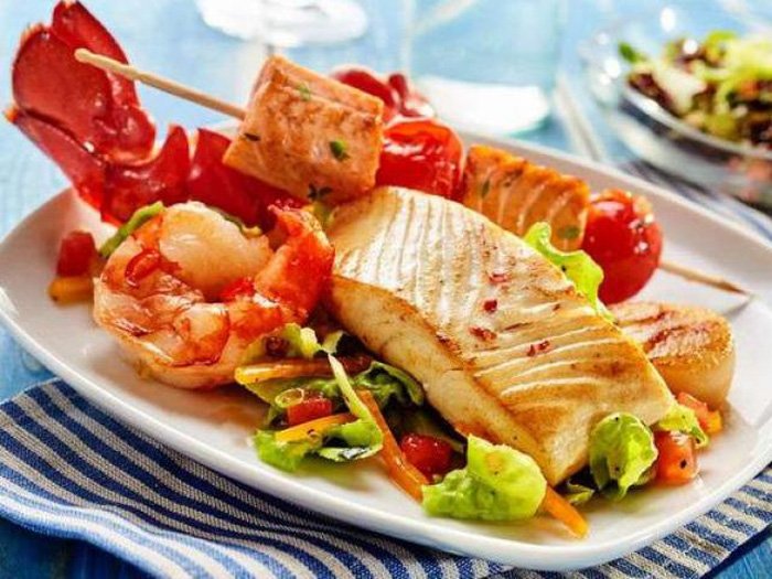 Không nên cho trẻ ăn cá chín tái hoặc còn sống