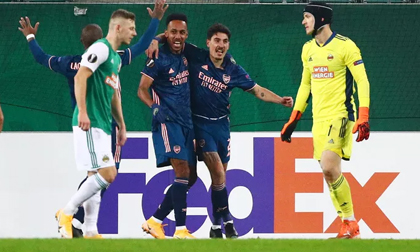 Arsenal suýt lãnh thảm họa thủ môn, ngược dòng hạ Rapid Vienna