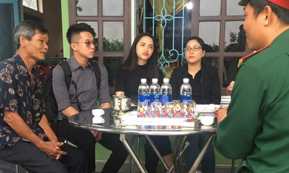 Hương Giang và Matt Liu âm thầm đến chia buồn cùng gia đình liệt sĩ hy sinh trong vụ sạt lở Rào Trăng 3