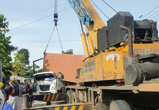 Thùng container đè bẹp cabin, tài xế chết kẹt trên ghế lái - 1
