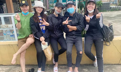 Trường Giang - Nhã Phương đã có mặt ở miền Trung để cứu trợ bà con vùng lũ