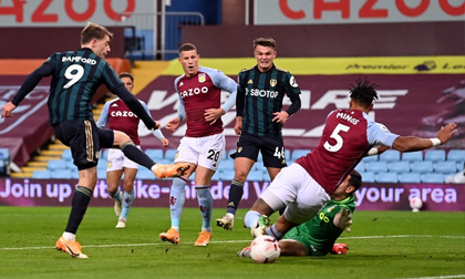 Tiền đạo Leeds lập kỷ lục với cú hat-trick vào lưới Aston Villa