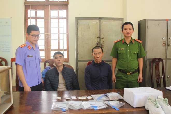 Giấu hơn 10.000 viên ma túy trong giày thể thao Giấu hơn 10.000 viên ma túy trong giày thể thao