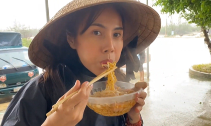 Xúc động bữa ăn ngon nhất của Thủy Tiên: Chỉ một bát mì nấu nước sôi, ăn vội ven đường