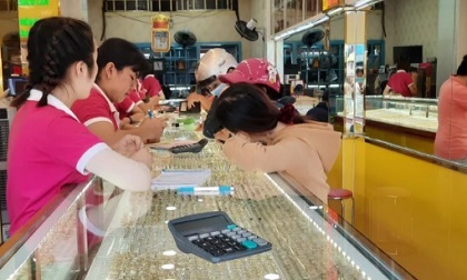 Giá vàng hôm nay 24-10: Tiếp tục giảm, các ngân hàng trung ương bán ra