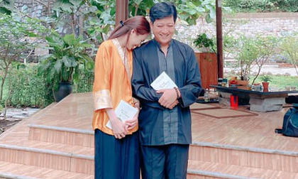 Trường Giang và Nhã Phương gây sốt với khoảnh khắc tựa đầu vào nhau sau chuyến từ thiện miền Trung