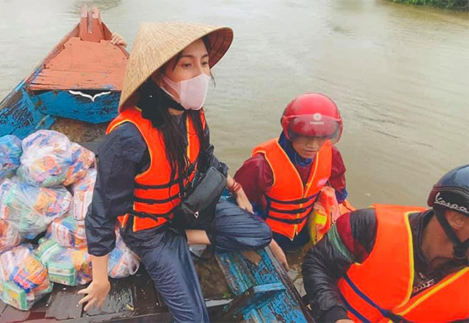 Mặc cảnh báo nguy hiểm từ cơn bão số 9, Thủy Tiên và Công Vinh trở lại miền Trung cứu trợ - Ảnh 1.