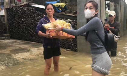 Mặc cảnh báo nguy hiểm từ cơn bão số 9, Thủy Tiên và Công Vinh trở lại miền Trung cứu trợ