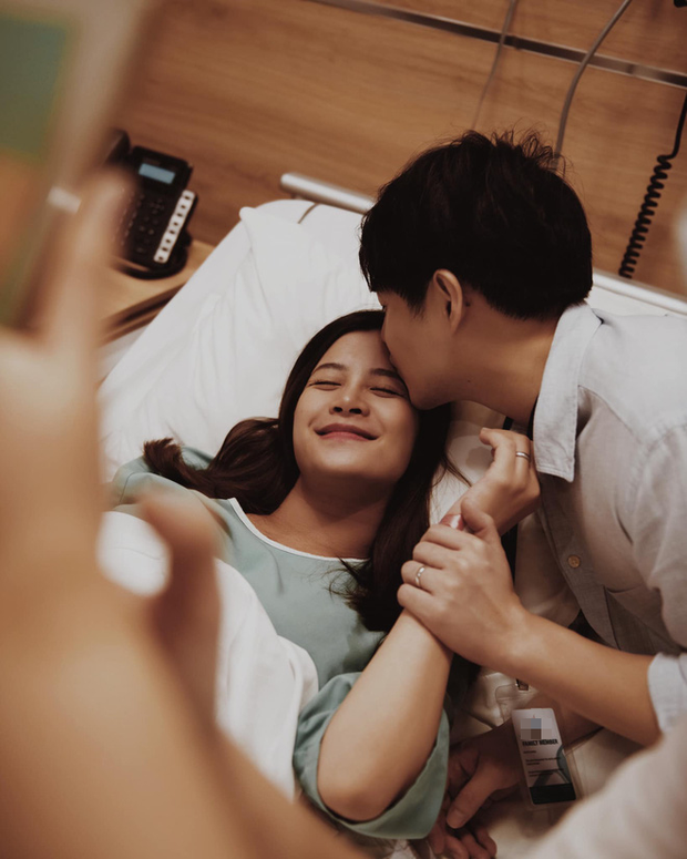 Đông Nhi tung trọn khoảnh khắc sinh nở bên Ông Cao Thắng, viết tâm thư hé lộ điều hối tiếc không thể thực hiện khi con chào đời! Đông Nhi tung trọn khoảnh khắc sinh nở bên Ông Cao Thắng, viết tâm thư hé lộ điều hối tiếc không thể thực hiện khi con chào đời!