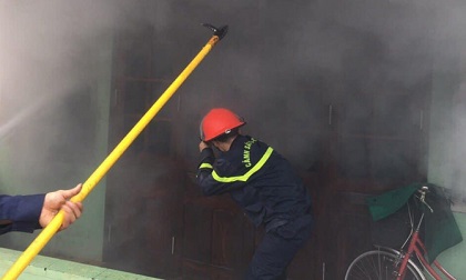 Nghệ An: Cháy lớn giữa trời mưa tại cửa hàng bán đồ Thái