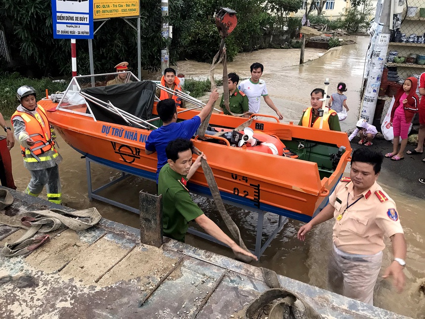 Tình cảnh trốn bão chưa xong đã phải chạy lũ của người Quảng Ngãi - 1