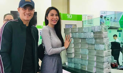 Thủy Tiên Công Vinh khoe ảnh bên chồng tiền cứu trợ, tiết lộ đếm tiền liệt cả tay