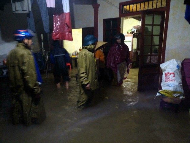 Mưa lớn, thủy điện đồng loạt xả lũ, hàng ngàn nhà dân ở Nghệ An bị ngập sâu - Ảnh 3. Mưa lớn, thủy điện đồng loạt xả lũ, hàng ngàn nhà dân ở Nghệ An bị ngập sâu - Ảnh 3.
