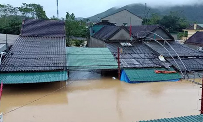 Mưa lớn, thủy điện đồng loạt xả lũ, hàng ngàn nhà dân ở Nghệ An bị ngập sâu