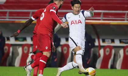 Hậu vệ trượt chân, Tottenham vuột ngôi đầu bảng Europa League