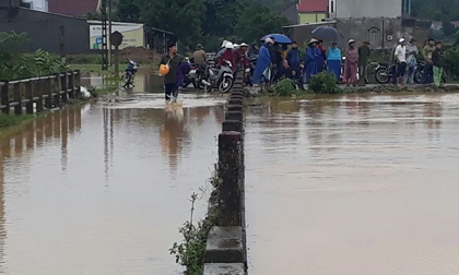 Đi xe máy qua đường ngập nước, 3 chú cháu bị lũ cuốn trôi