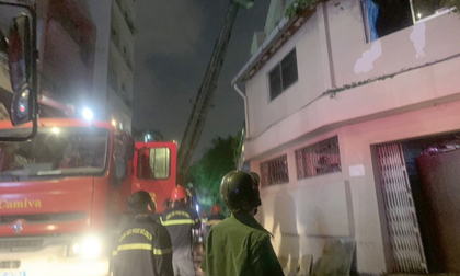 TP.HCM: Cháy lớn tại khách sạn Đệ Nhất, đưa nhiều người ngoại quốc ra ngoài