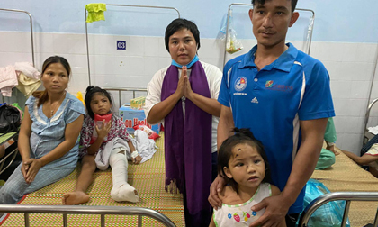 Người đàn ông bật khóc 'xin đi xe chứ không cần tiền' đã gặp được vợ con sau vụ sạt lở đất kinh hoàng ở Trà Leng